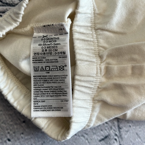 Baby Gap bundle 0-3m (ivory organically grown cotton one piece pyjama & outfit) - Picture 5 of 12